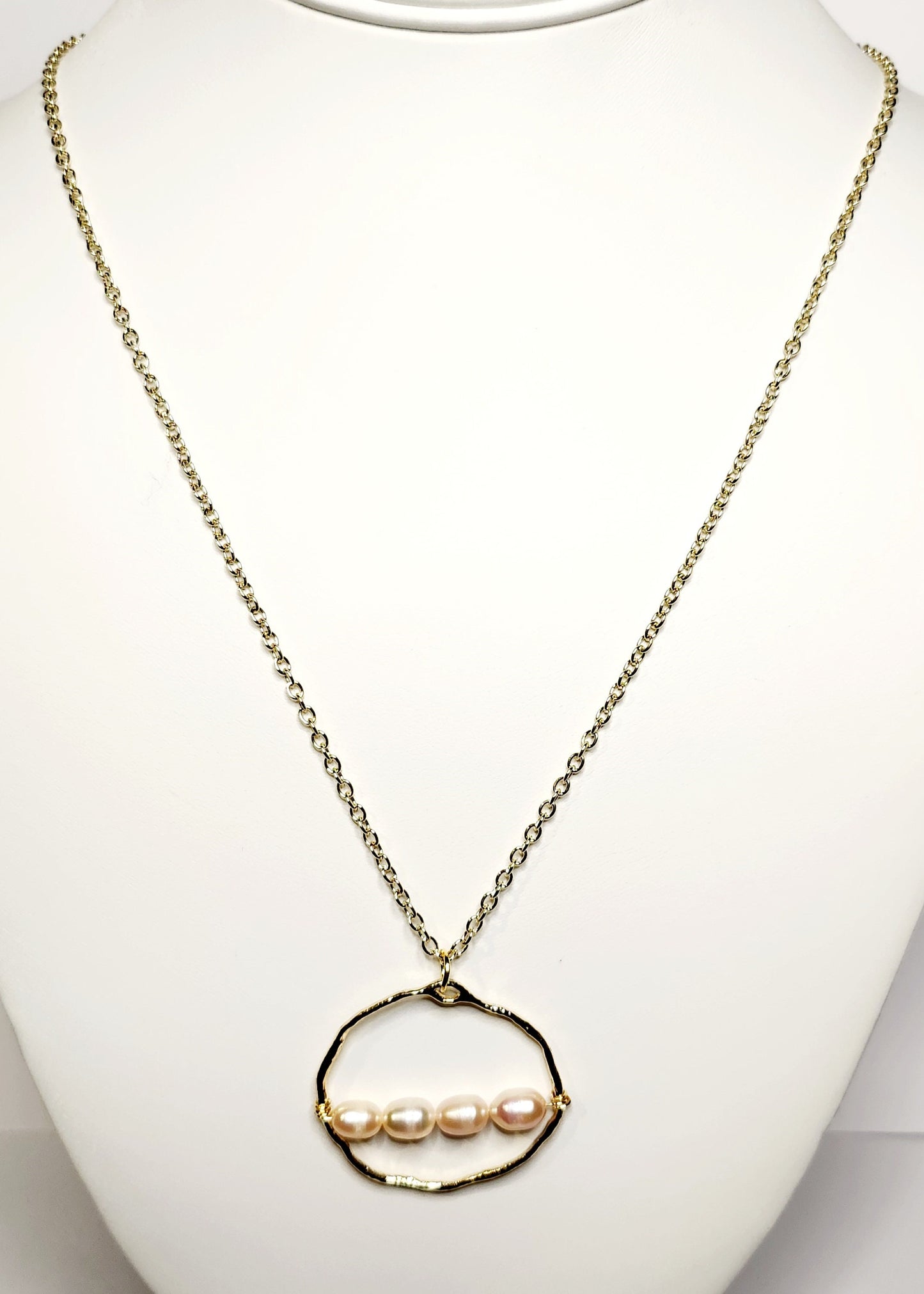 Freshwater cultured peach pearl necklace 6-7mm set on gold circle pendant