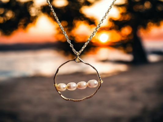 Freshwater cultured peach pearl necklace 6-7mm set on gold circle pendant