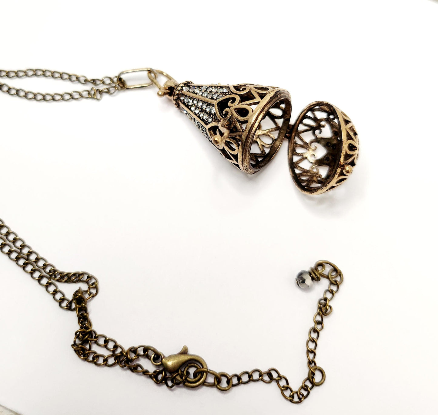 Vintage Style Filagree Heart Ballon Locket in Antiqued Bronze with a 20inch bronze curb chain