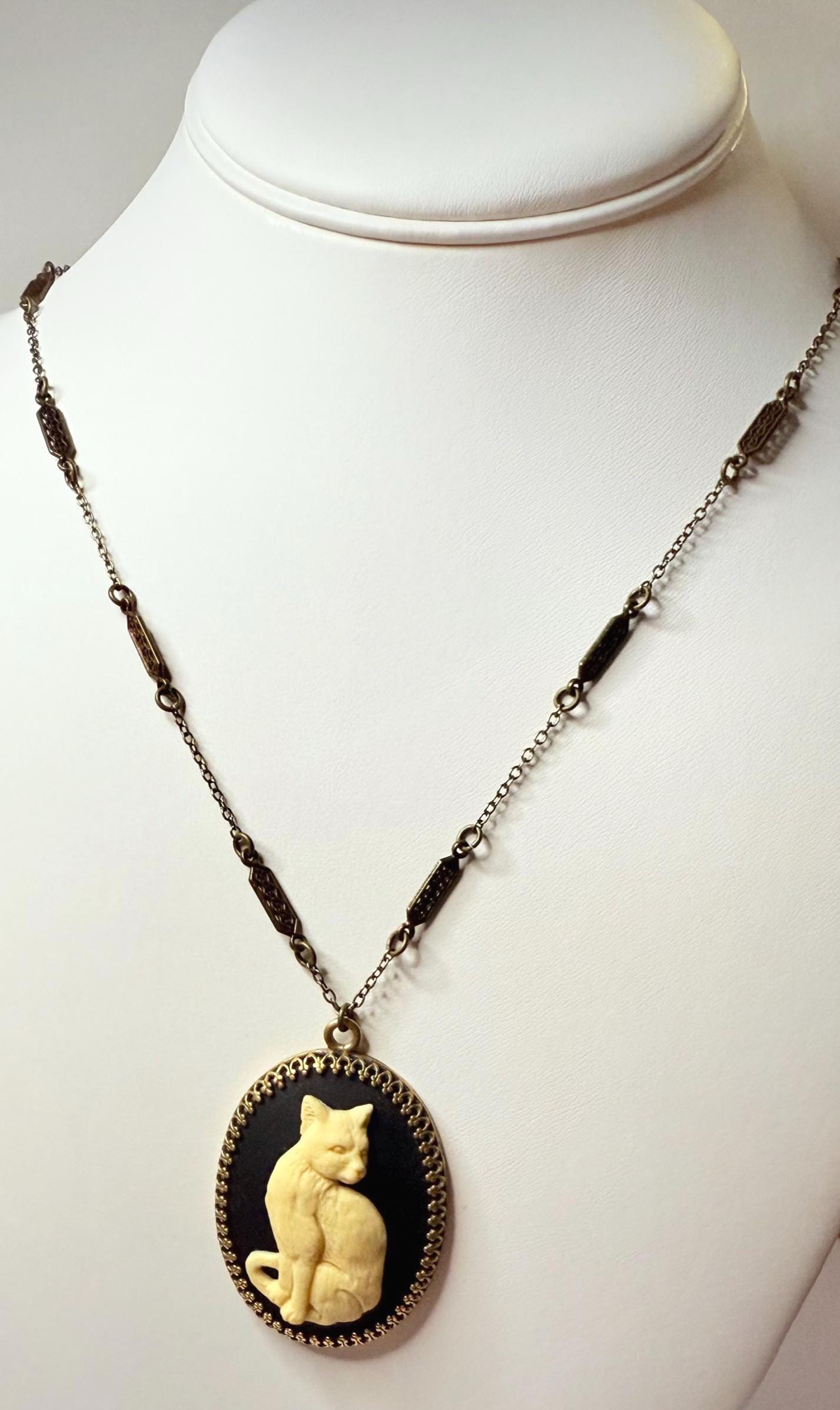 Vintage-Style Lucite Cat Cameo Pendant Necklace – Antique Bronze Oval Setting on 26" Filigree Chain