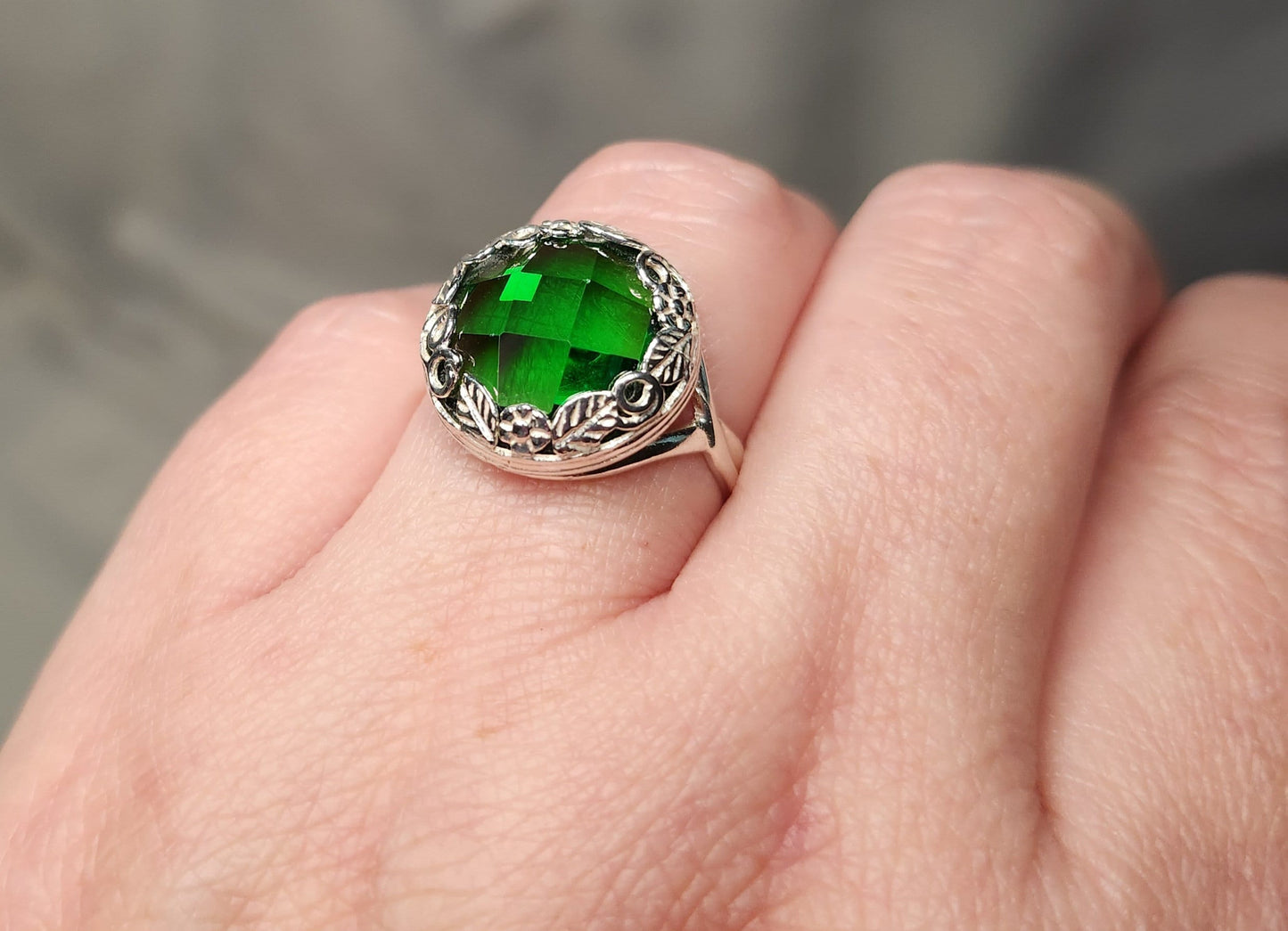 Columbian Emerald round 10.5 ct cabochon in sterling silver