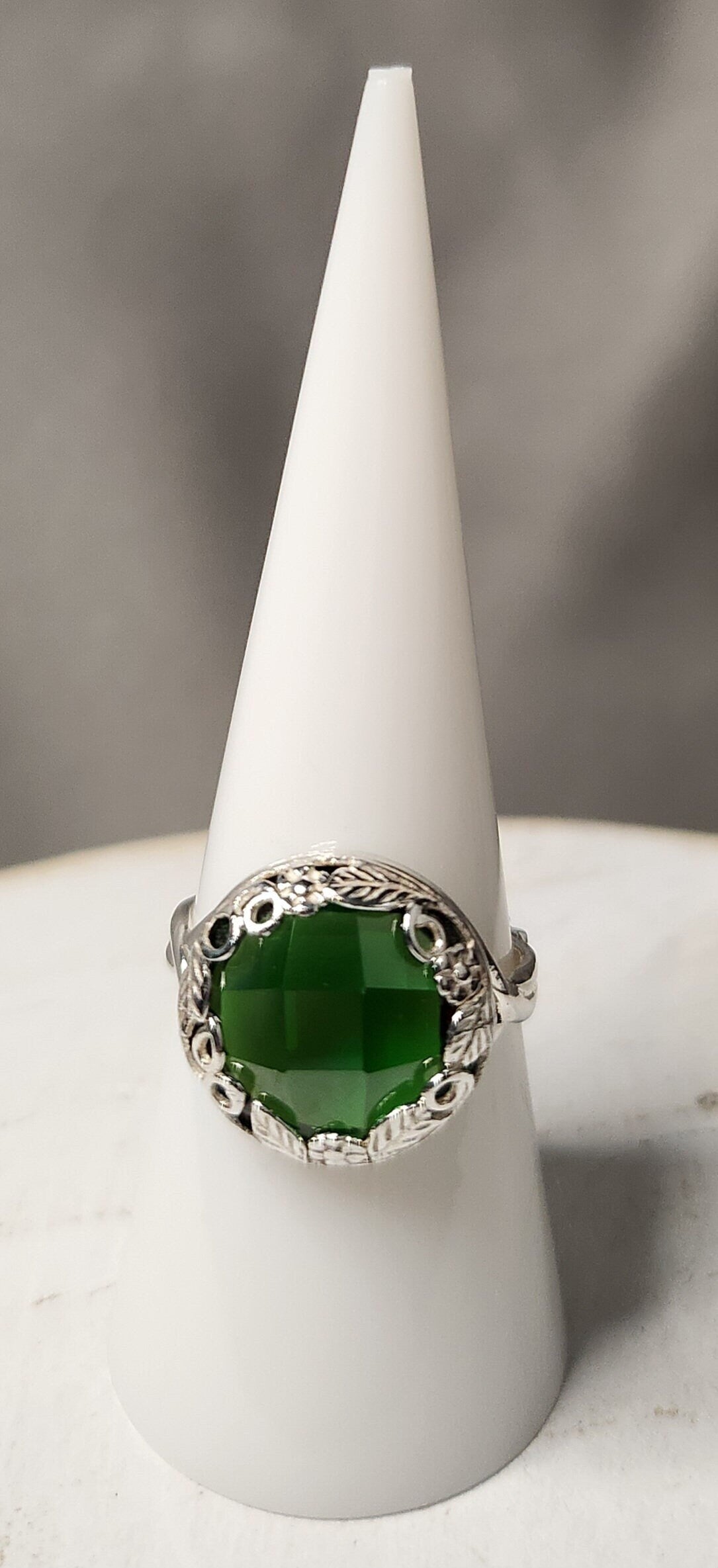 Columbian Emerald round 10.5 ct cabochon in sterling silver