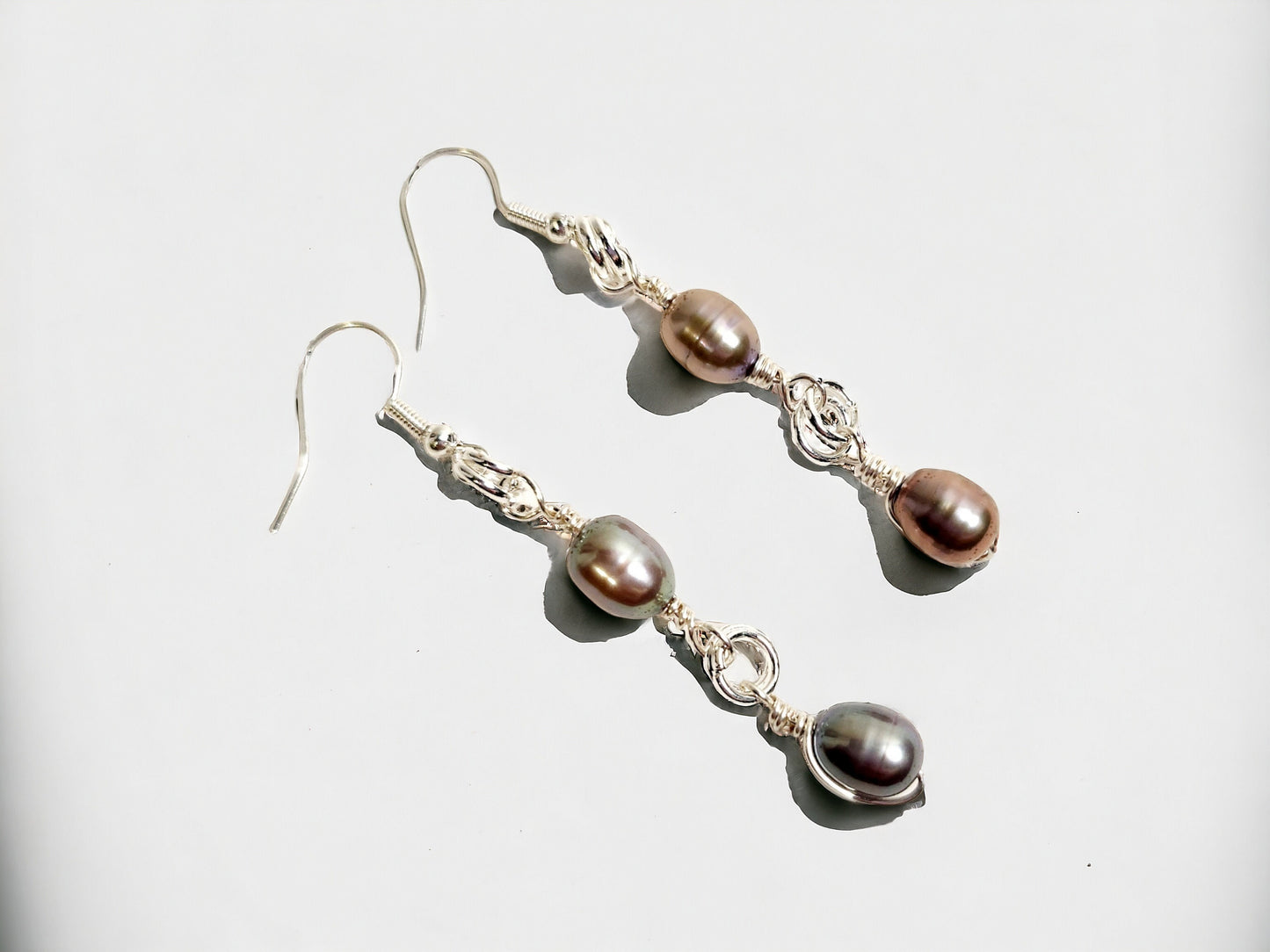 Peacock pearl earings, silver plated, 5-6mm rice pearls