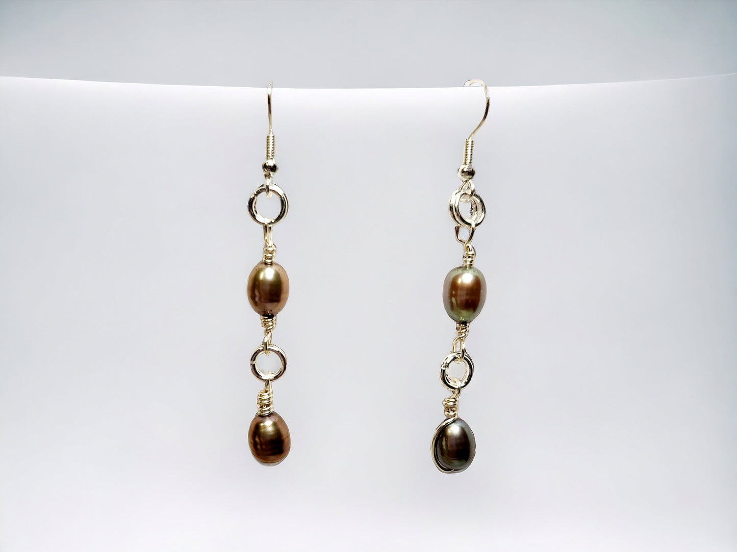 Peacock pearl earings, silver plated, 5-6mm rice pearls