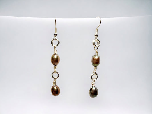 Peacock pearl earings, silver plated, 5-6mm rice pearls
