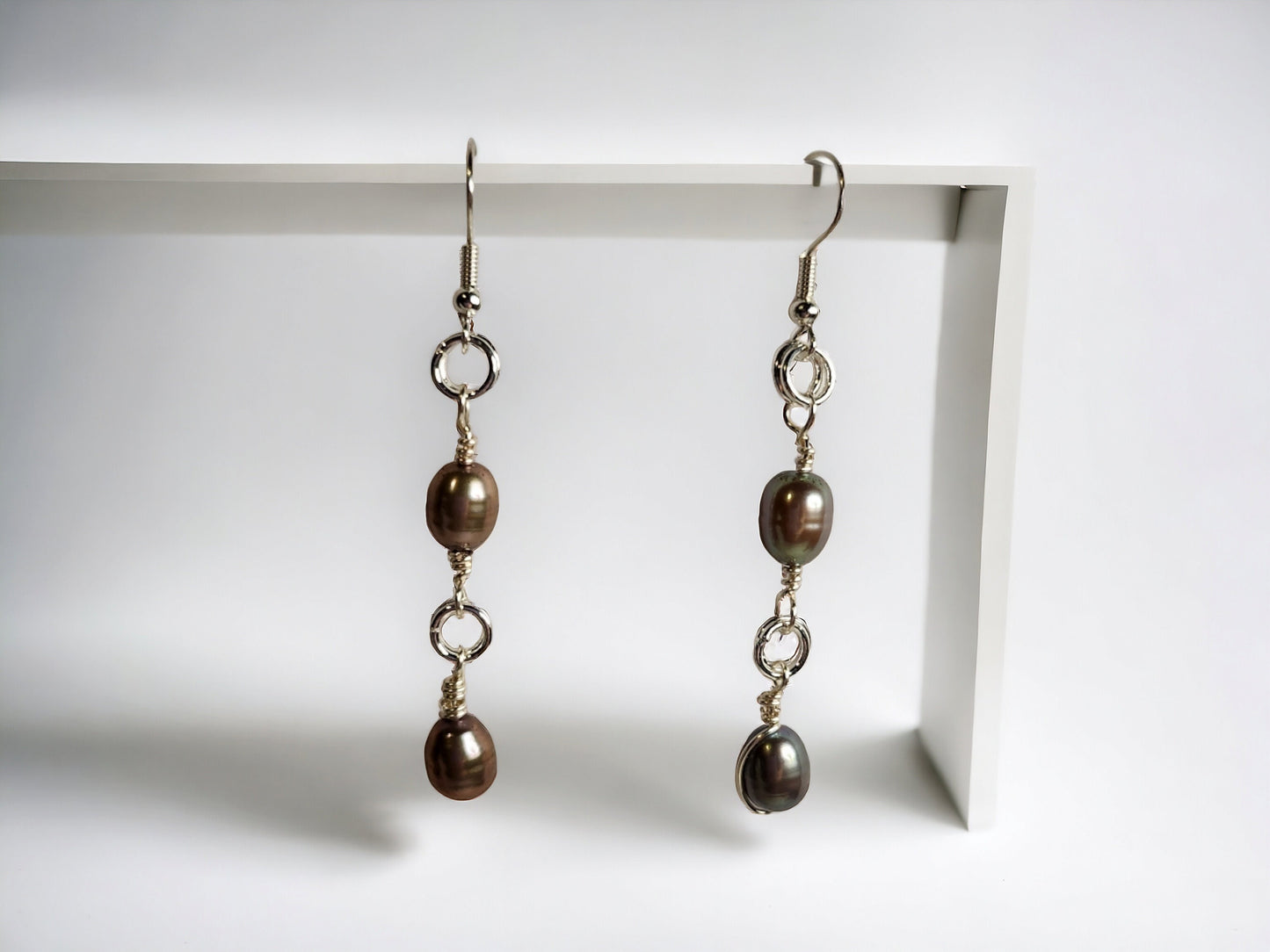 Peacock pearl earings, silver plated, 5-6mm rice pearls