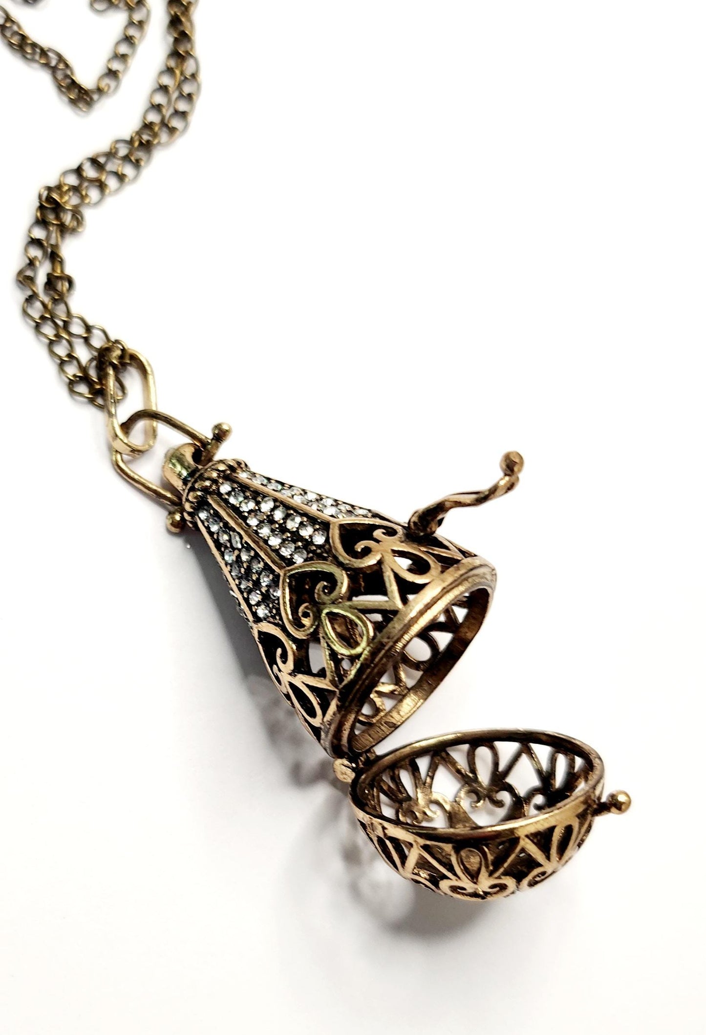 Vintage Style Filagree Heart Ballon Locket in Antiqued Bronze with a 20inch bronze curb chain