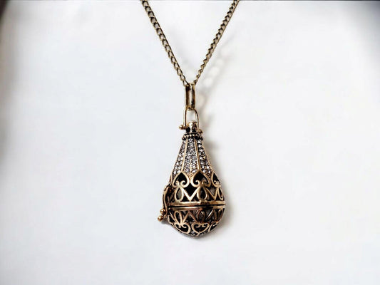 Vintage Style Filagree Heart Ballon Locket in Antiqued Bronze with a 20inch bronze curb chain