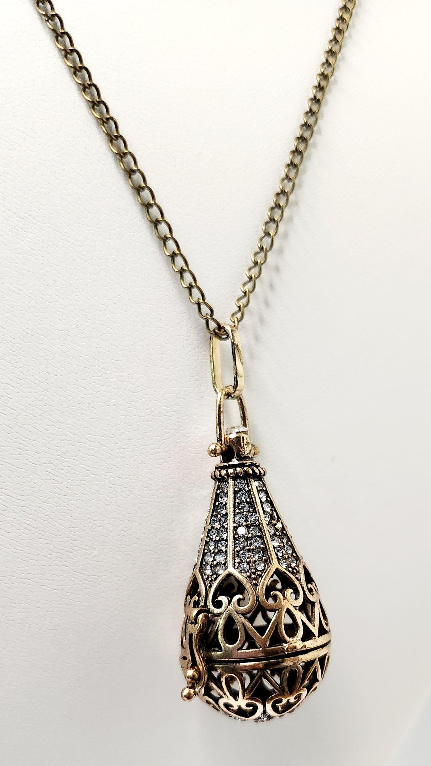 Vintage Style Filagree Heart Ballon Locket in Antiqued Bronze with a 20inch bronze curb chain
