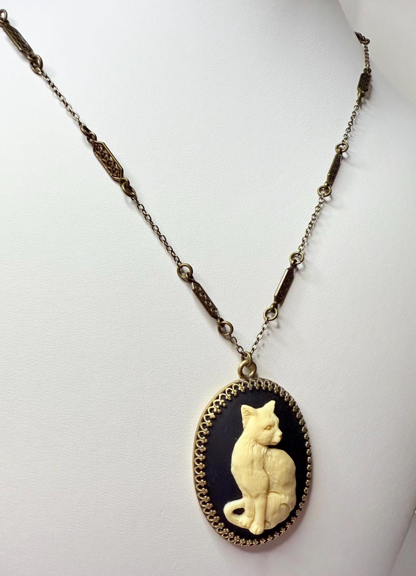 Vintage-Style Lucite Cat Cameo Pendant Necklace – Antique Bronze Oval Setting on 26" Filigree Chain