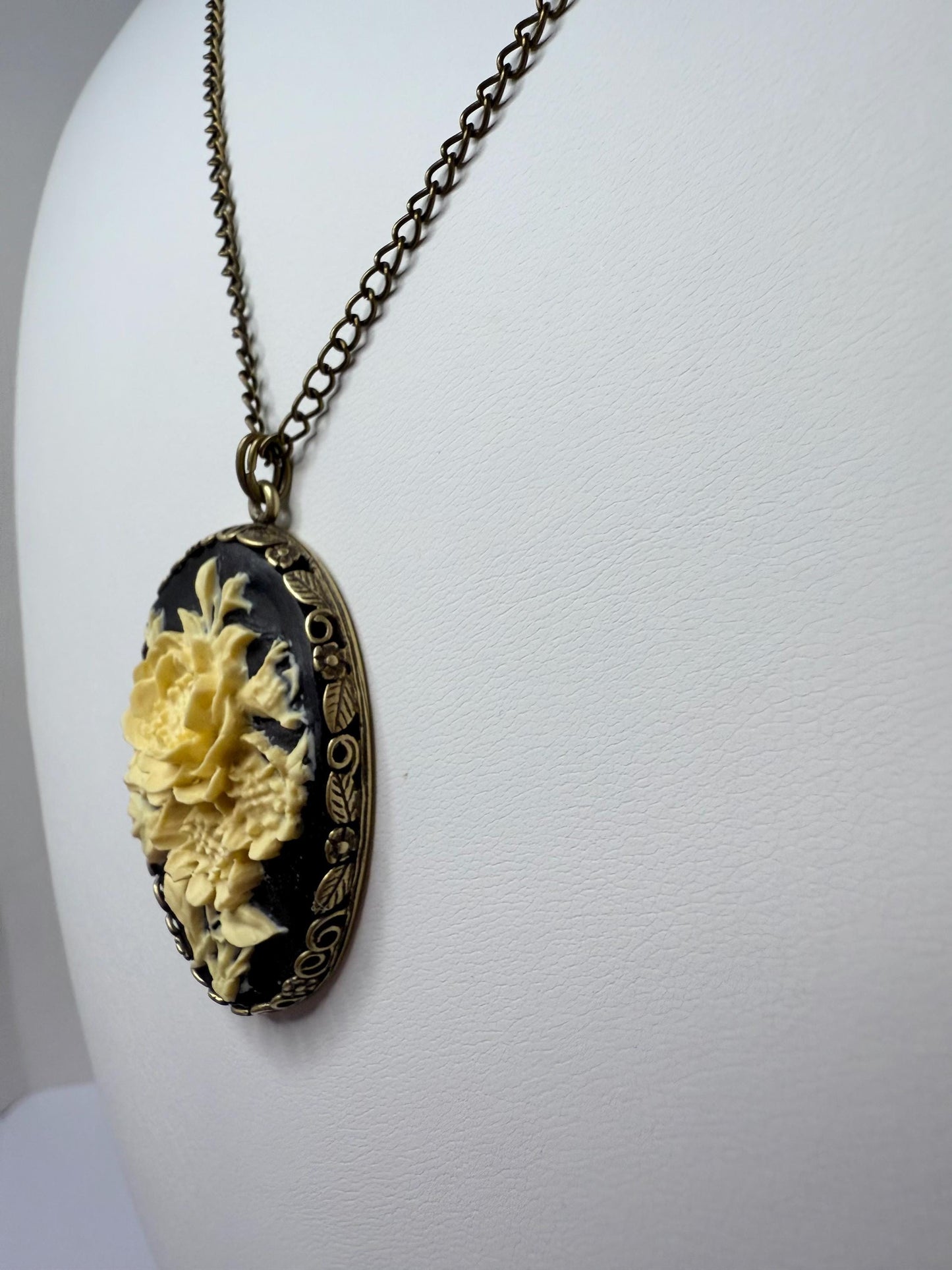 Vintage-Style Lucite Rose Cameo Pendant Necklace – Antique Bronze Oval Setting on 22" Chain with Extender