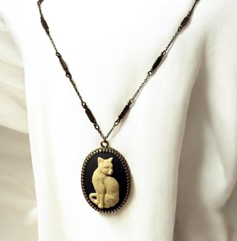 Vintage-Style Lucite Cat Cameo Pendant Necklace – Antique Bronze Oval Setting on 26" Filigree Chain