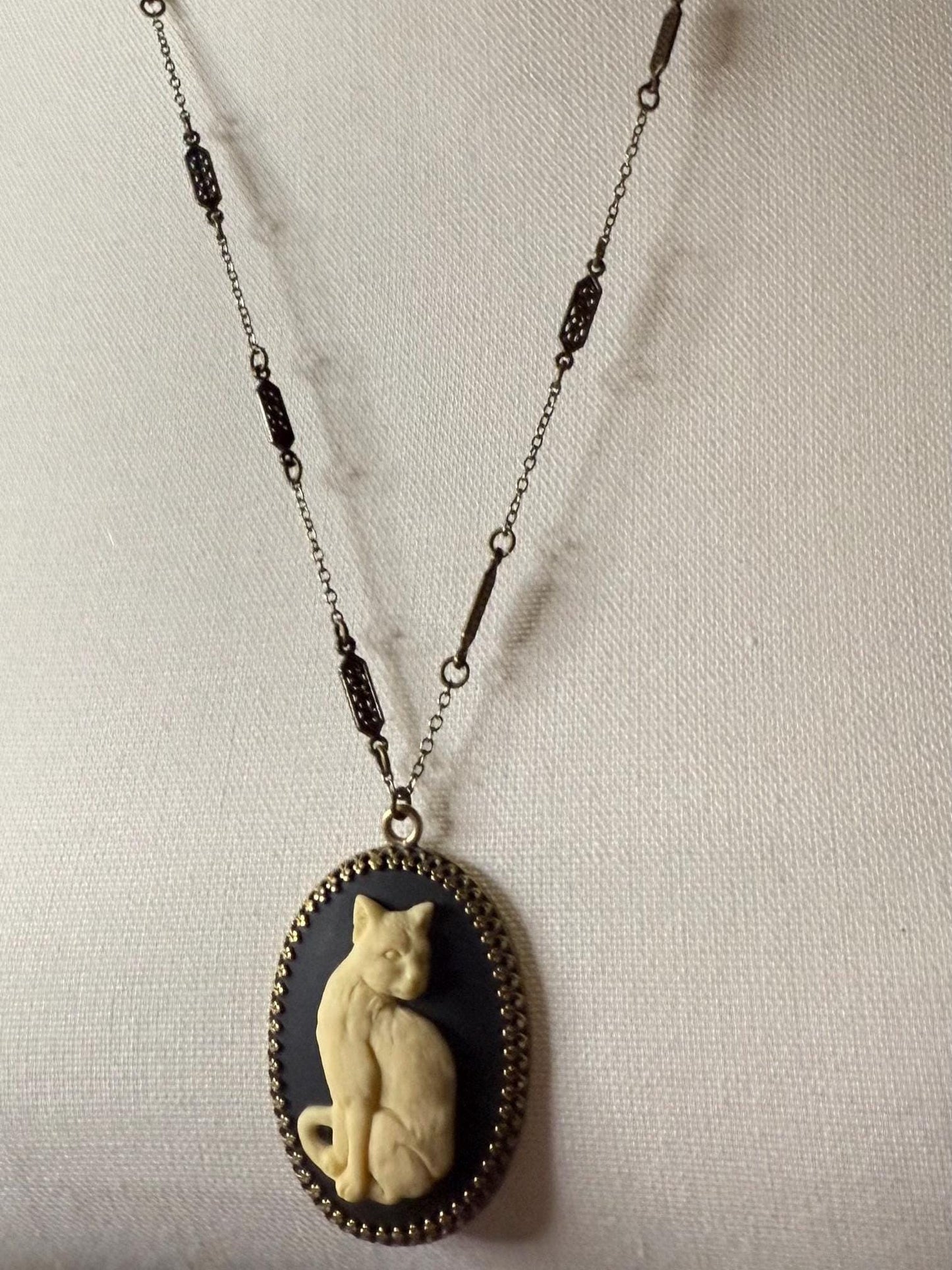 Vintage-Style Lucite Cat Cameo Pendant Necklace – Antique Bronze Oval Setting on 26" Filigree Chain