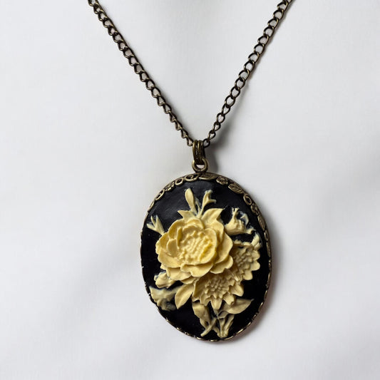 Vintage-Style Lucite Rose Cameo Pendant Necklace – Antique Bronze Oval Setting on 22" Chain with Extender