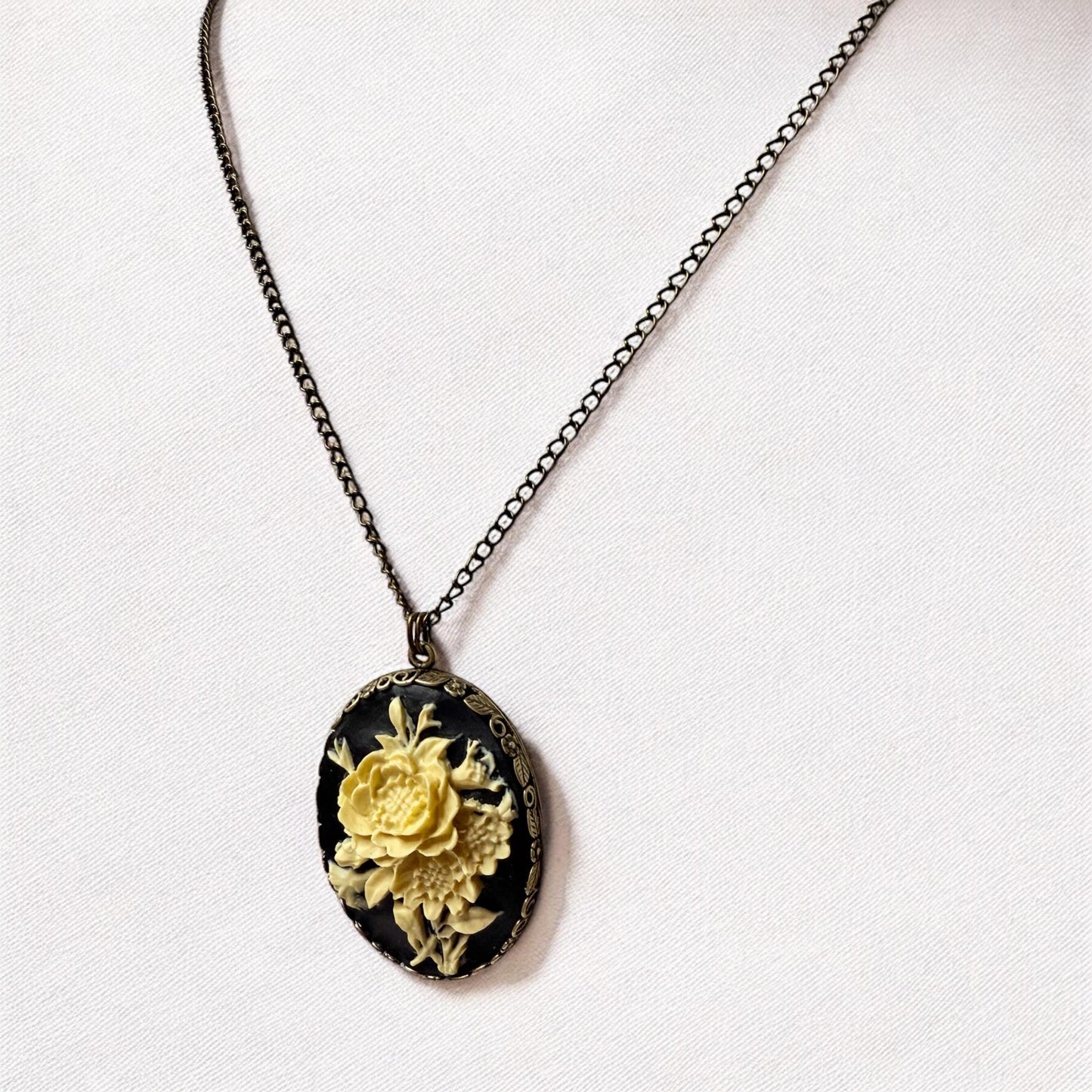 Vintage-Style Lucite Rose Cameo Pendant Necklace – Antique Bronze Oval Setting on 22" Chain with Extender