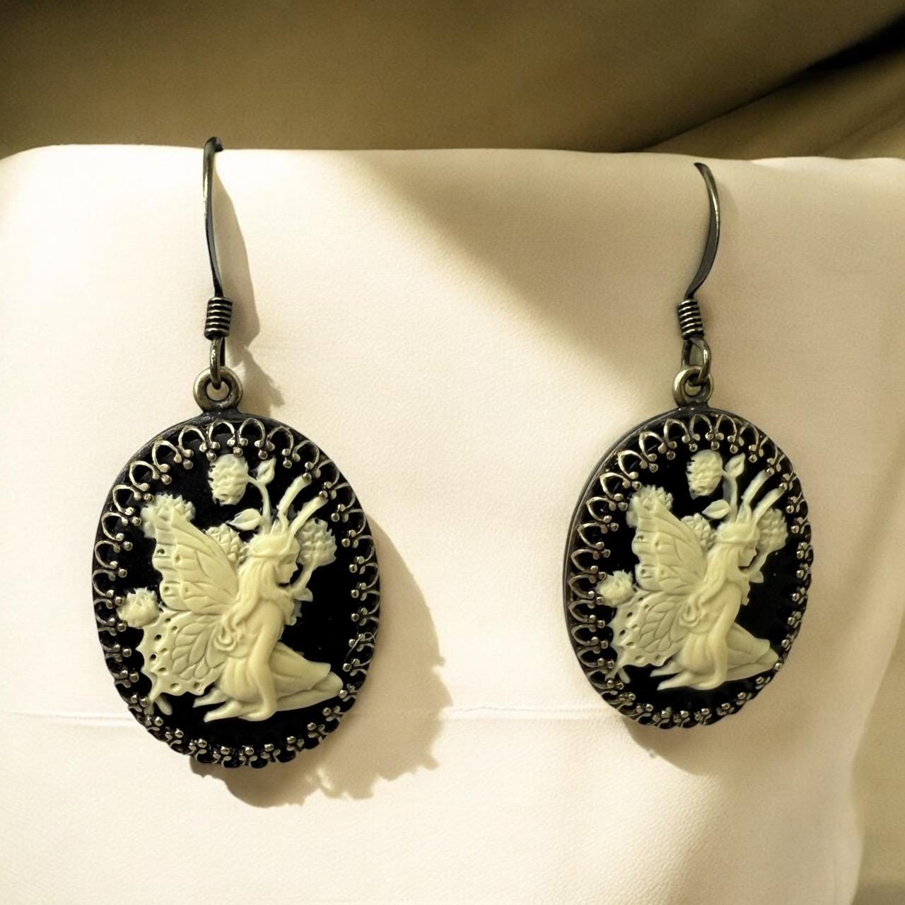 Fairy Lucite Cabochon in Ivory and Black set in antique bronze bezel setting