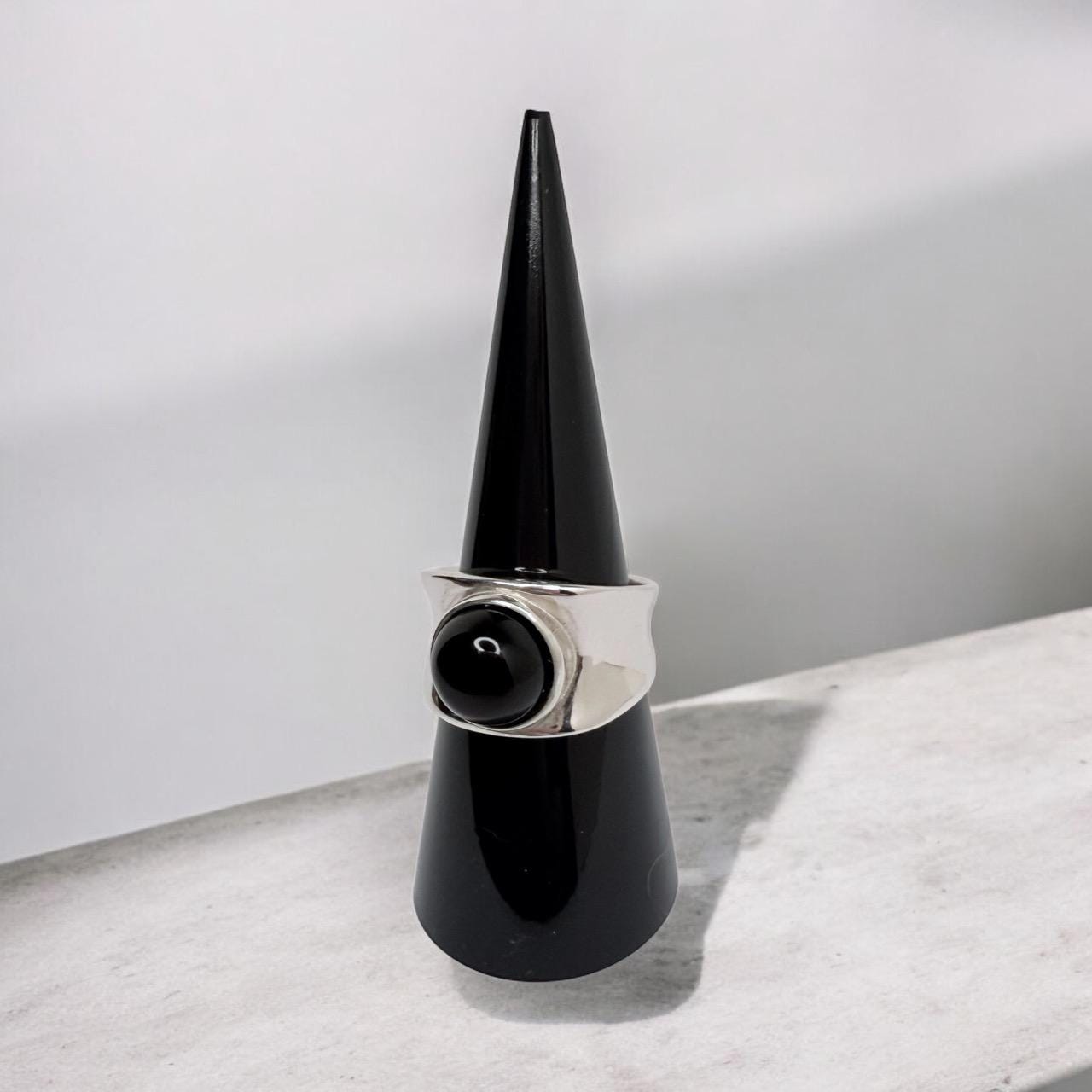 Sterling Silver Concave with Black High Dome Onyx Cabochon 10mm SZ7